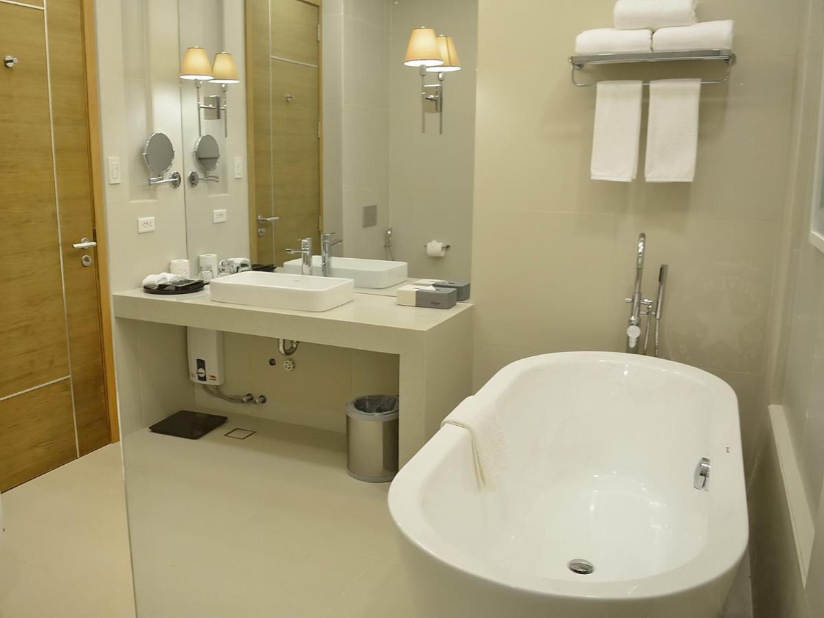 Aqua Boracay Hotell Balabag  Exteriör bild Bathroom